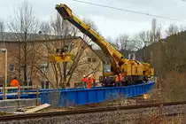 
Einsatz von dem 150 t Kirow Gleis- und Weichenbaukran KRC 1200+ (ein Kirow MULTI TASKER KRC 1200+) 99 80 9419 005-0 D-STRA  „DONAU“  (ex 97 82 55 508 17-5) der STRABAG RAIL GmbH, bei der Montage am 20.12.2014 vom Brückenoberbau der KSW Eisenbahnbrücke über die Sieg in Siegen.

Diese eingleisige Siegbrücke ist die Nabelschnur der KSW Kreisbahn Siegen-Wittgenstein GmbH (KSW) zwischen dem Bahnhof Eintracht und dem Hauptbahnhof Siegen. Am Bahnhof Siegen-Eintracht befindet sich der Hauptsitz der KSW mit Werkstätten, zudem auch die neue Werkstatt der HLB.

Ausführliche Beschreibung siehe: http://hellertal.startbilder.de/bild/deutschland~unternehmen~ksw-kreisbahn-siegen-wittgenstein-ehem-siegener-kreisbahn/392524/der-ksw-bahnhof-siegen-eintracht-betriebsbereich-eisern-siegener.html