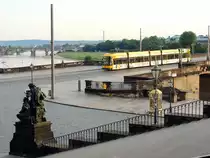  GELB  die Farbe der Straßenbahn 2505, des Postkastens, und der Telefonzelle entlang der Augustusbrücke zu Dresden; 140610