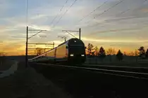 SBB: Re 465 mit IR Biel-Konstanz in der Abenddämmerung bei Niederbipp am 22. Dezember 2014.
Foto: Walter Ruetsch