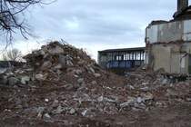 Die �berreste der ehemaligen Bahnhofskneipe des Remscheider HBF's. Im Hintergrund ist die alte Fu�g�ngerbr�cke zum Bahnsteig zu sehen, bald wird auch sie zerschnitten werden. 