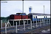 DDR Grenzbahnhof Marienborn am 9.5.1989:
Auch wenn die Bildqualität zu wünschen übrig lässt, so ist das Foto doch ein echtes Zeitdokument. - Eine unbekannte DR V 100 schiebt im Grenzbahnhof der DDR in Marienborn einen Doppelstockzug aus dem vom Interzonenverkehr abgeschotteten Bereich des Bahnhofs in Richtung Magdeburg. Im Hintergrund ist einer der Wachtürme zu sehen. - Die Aufnahme entstand aus dem fahrenden Interzonenzug heraus.