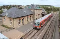 928 234 hielt am 20.8.14 als RB nach Würzburg im früheren Keilbahnhof Weikersheim. Bis 1995 lagen hinter dem Empfangsgebäude zwei weitere Gleise für die „Gaubahn“ nach Ochsenfurt. 