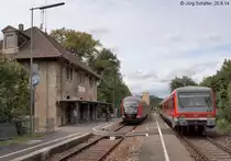 Im 2000-Einwohner-Ort Markelsheim kreuzen sich die Züge der „Taubertalbahn“ planmäßig im Stundentakt. Der Bahnhof ist daher noch besetzt, der Fahrdienstleiter residiert im Empfangsgebäude und stellt die Formsignale. Am 20.8.14 trafen sich 642 561 als RB nach Crailsheim und 628 314 als RB nach Aschaffenburg.