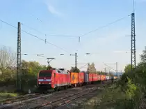 152 140-0 zieht am 01.November 2014 einen Containerzug durch Eggolsheim in Richtung Bamberg.