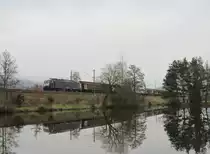 Eine 189er von MRCE zieht am 06.Dezember 2014 den DGS 48804 von Pordenone nach Rostock bei Ha�lach(b. Kronach) in Richtung Saalfeld.
