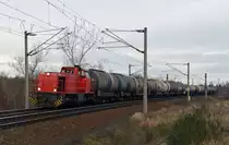 Eine G 1206 der RBB, wahrscheinlich 275 111, zog am 18.12.14 einige Kesselwagen durch Petersroda Richtung Leipzig.