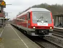Anlässlich der letzten Fahrt des VT 610 015 und 610 519 als RE 39501 konnte ich den Doppelzug am Bahnhof Hersbruck rechts der Pegnitz am 16.12.2014 um 14.22 noch einmal fotografieren.
Ein trauriger Tag, da dieser Pendolino bis auf anfängliche Kinderkrankheiten zuverlässig bis zum Schluß fuhr.