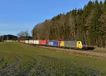 189 926 + Re 482 045 mit einem Ekol-KLV am 24.12.2013 bei Hufschlag. 