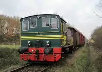 Deutz KS 230 B, eine ehemahlige Bundeswehrlok, seit 2002 im Besitz der VZW Kolenspoor, hier vor einem Arbeitszug beim Bahnhof As, am 7. December 2014