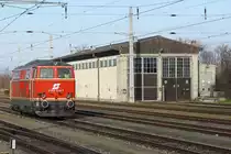 NLB 2143 070-7 am 21.Dezember 2014 neben dem Lokschuppen im Bf. Laa a.d. Thaya beim Wenden vom SR 14292 auf SR 14293.