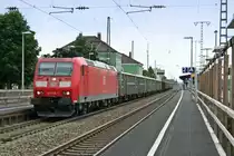 185 118-7 mit einem gemischten G�terzug auf dem Weg von Italien in Richtung Mannheim Rbf am Nachmittag des 23.07.14 in M�llheim (Baden).