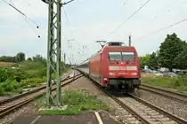101 139-4 mit dem EC 9 von Hamburg-Altona nach Z�rich HB am Nachmittag des 23.07.14 bei der Einfahrt in M�llheim (Baden).