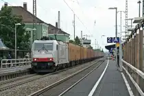 185 580-8 verfolgt am Nachmittag des 23.07.14 mit einem KLV-Zug im Schlepp den aus X73903 gebildeten IRE von Mulhouse-Ville nach Freiburg (Breisgau) Hbf. Hier konnte ich sie im Bahnhof M�llheim (Baden) aufnehmen.