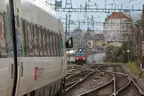 W�hrend der ICN RABDe500 025  Xavier Stockmar  langsam und neigend den Bahnhof Neuchatel verl�sst, wartet der Domino auf die Einfahrt auf dem Nebengleis. 26.12.2014