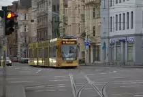 Bis in die zeitigen Nachmittgastunden des 24.12. 2014 ist noch reger Straßenbahnbetrieb in Halle. Ein Zug der Linie 1E am Reileck.  14:53 Uhr.