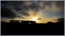 Kurz vor Erreichen des Ziels bildet der Sonnenuntergang über der Hauptstadt Asmara eine goldene Kulisse. (04.12.2014)