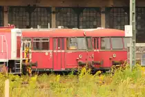 2 Uerdinger Schienenbusse warten auf bessere Zeiten vor dem Lokschuppen des ehemaligen BW Lichtenfels am 13.08.2012.