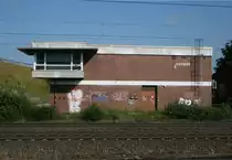 Das 1968 in Betrieb genommene und seit 1989 von Rotenburg (W�mme) ferngesteuerte Drucktastenstellwerk (Bauform Sp Dr L30)  Tof  in Tostedt am 02.08.2011