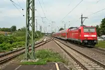 146 233-2 mit einem RE von Schliegen nach Offenburg am Nachmittag des 23.07.14 beim Verlassen des Bahnhofs Müllheim (Baden).