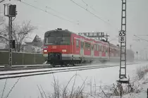 ET 420 425 am 12.03.2013 zwischen Dietesheim und Mühlheim. Man erkennt noch die dichte Schneeschicht auf dem Dach die an den Seiten herabhängt, da er bei seiner vorherigen Fahrt ausserplanmäßig als Kurzzug im Frankfurter Hbf eingeschert ist, da ein anderes Fahrzeug liegen geblieben ist.