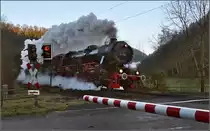 Kleine Verfolgungsszene IV. 

Schuss und... daneben. Der Zug war schneller, so dass ein Teil der Lok noch verdeckt ist, weil man den besten Platz noch nicht erreicht hat... Dieser Bahnübergang in Talhausen ist übrigens der unseelige Ort, an dem vor nicht allzulanger Zeit ein Tieflader hängenblieb und von einer Regionalbahn gerammt wurde. Dezember 2014.