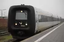 D�nische  Gumminase (5082)als EC 233 von Hamburg Hbf nach Koebenhavn bei der Einfahrt im Bahnhof Puttgarden am 21.12.2014