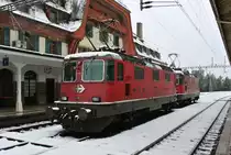 2 SBB Re 4/4 II bringen den Nachtzug aus Italien nach Frankreich jeweils von Domodossola nach Vallorbe. Tags�ber sind sie in Vallorbe abgestellt. Heute waren es die Re 4/4 II 11133 ex. Swiss Express und die 11154, 27.12.2014.