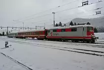Der ehemalige Sch�lerzug aus dem Vall�e de Joux steht noch immer vor dem Depot in Vallorbe. Der dazugeh�rige ABDe ist im Inneren des Depots abgestellt, am Pendel ist daf�r die Travys Re 4/4 II ex. BLS, exex SBB; Re 4/4 II 420 503-6, B Lego 50 85 20-35 504-3 ex. TRN und Bt 50 85 80-35 904-2 ex. MThB, 27.12.2014.

