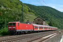 143 971-0 als RE unterwegs nach Koblenz am 21/07/2009, hier bei der Einfahrt in Kaub auf der rechten Rheinseite.
