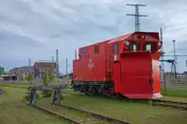 Schneepflug Meiningen SPM 412 (80-80-970 5  003-9) auf dem Gelände des Lokschuppens Pomerania e.V. und der hatte am 05.05.2012 eingeladen zur PS-Messe. Der Zaun trennt das Gelände zwischen Verein und Bf Pasewalk. 