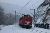 Wintereinbruch auf der Geislinger Steige: 
Am 27.12.14 wurde es endlich mal wieder richtig Winter! 
Nachdem dieser letztes Jahr entfiel, sollte es wohl nachgeholt werden. 
Und aus diesem Grund ging es an diesem Tag in das Schneegestöber um die ein oder anderen Züge aufzunehmen. 
Nun fuhr an diesem Tag der PbZ 2461 von Stuttgart nach München über die Geislinger Steige mit 140 528 an der Spitze. 
Aufgenommen an einer Fotostelle an der Geislinger Steige. 