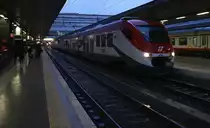 Zwei italienischen E-Triebwagen steht in Rom-Termini(I) bei Regenwetter am Nachmittag vom 27.12.2014.