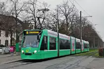 Be 6/8 Combino 321 mit einer Teilwerbung für Sunrise auf der Linie 8 bedient die Haltestelle Bundesplatz. Die Aufnahme stammt vom 07.12.2014.