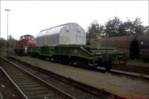 Im Herbst 2002 rangiert BR 295 017-8 mit einem Castorwagen im Bahnhof Brunsb�ttel.