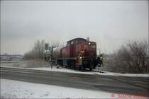 BR 295 092-1 �berquert im Winter 2003 auf dem Weg zum Bayerwerksgel�nde mit einem Kesselwagen einen Bahnh�bergang in Brunsb�ttel. 