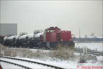 DFG 84127 steht im Januar 2003 mit Kessel- und Containerwagen sowie mir der Zuglok G1206 von Hoyer in Brunsb�ttel und wartet auf die Abfahrt nach Hamburg-Billwerder. Diese Leistungen hat aber im Fr�hjar 2003 die Rail4Chem mit ihren eigenen Loks �bernommen.