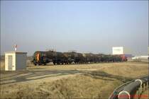 Auf dem Weg vom Bayergel�nde zum Elbehafen Brunsb�ttel schiebt eine G1206 von Hoyer ihre Kesselwagen die Steigung hinauf.