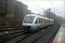VT 307 der NOB verl�sst im WInter 2003 den Kieler Hbf in Richtung Husum. Auf Grund von Bauarbeiten im Bf Felde wurde sie an diesem Tag �ber Neum�nster umgeleitet.