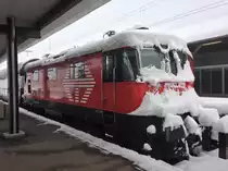 An der abgeb�gelten Lion Re 420 202-4 kann man die Neuschneemengen welche in der Ostschweiz gefallen sind erahnen, Wil, 01.01.2015.