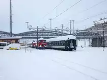 4 abgestellte Fusballwagen (zuvorderst 50 85 21-73 522-7) und zwei Tm (vorne der 232 040-6) stehen eingeschneit im G�terbahnhof von St. Gallen, 01.01.2015.