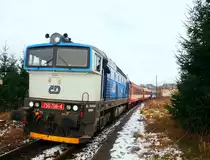 CD 750 706-4 mit einem Schnellzug aus Prag nach Rakovnik auf dem Bahnstation Kačice am 1.1.2015