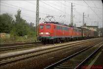Die beiden Mannheimer BR 140 401-1 und  BR 140 338-5 fuhren mit ihrem G�terzug nach Zwickau im Herbst 2002 durch G��nitz.