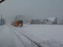 Tsugaru-Bahn: Die beiden Triebwagen 102 und 101 in Tsugaru Nakasato, 11.Februar 2013. 