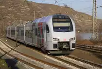 429 115 als RE 1 Koblenz - Trier - Saarbrücken - Mannheim bei Winningen an der Mosel. Da die Fahrt im Verband mit den Luxemburger Doppelstock-KISS noch nicht zugelassen ist, gilt ein Sonderfahrplan, und die im Jahresfahrplan vorgesehene Flügelung Mannheim/Luxemburg in Trier entfällt. Aufnahme vom 5.1.15.