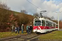 . Neujahrsrundfahrt der Braunschweiger Straenbahn - Zum zwanzigsten Mal organisierte die Braunschweiger Interessengemeinschaft Nahverkehr e.V. dieses Jahr die Neujahrsrundfahrt kreuz und quer ber das Schienennetz der Braunschweiger Verkehrs-GmbH. 

Am 04.01.2015 wurde die historische Tram N 7554 auf der Neujahrsrundfahrt eingesetzt. Hierbei handelt es sich um ein Duewag Gelektriebwagen vom Typ GT 6 der Bauart  Mannheim  aus dem Jahr 1975. 

Nachdem die Fahrgste sich mit einem hervorragenden Imbiss an der Haltestelle Lincolnsiedlung gestrkt hatten, mussten sie sich etwas beeilen, um den Sonderzug noch zu erwischen. (Jeanny)
