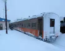 Tsugaru-Bahn, die Wagen mit Ofenheizung: Wagen O-HA 46 2 ist ein ehemaliger Staatsbahnwagen, Baujahr 1954, Typ O-HA 46, 1983 von der Tsugaru-Bahn übernommen, mangels passender Heizleitung mit einem Ofen ausgerüstet. Goshogawara, 11.Februar 2013. (In der Typenbezeichnung steht O für ein Wagengewicht 32,5 bis 37,5 Tonnen, HA für gewöhnliche Bestuhlung)  