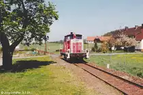 360 241 fuhr am 3.5.94 durch den schlichten Haltepunkt Eyrichshof. Stünde nicht der Kilometerstein 19,6 neben dem Gleis, könnte man auch meinen, 10 km weiter nördlich in Todtenweisach zu sein. (Vergleiche mit Bild ID 839483)