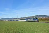 Da der Kambly EWIII Pendel bis Anfangs Februar im Unterhalt ist, wurde als Ersatz aus EWI Reservewagen ein Ersatzpendel formiert. Im Bild ist der RE 4373 mit der fhrenden Re 465 014-9, A Salon Bleu, AB, 3 B und BDt ex. SBB bei Worb SBB, 06.01.2015. 