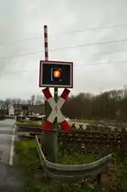 Am BÜ Broicherseite an der Kbs 495 beim Tilmeshof steht noch immer eine Halbschranke mit Blinklichtanlage.20.12.2014