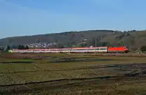 In Erwartung des EC 113 ergaben sich heute zwei Überaschungen für den Fotografen.Zum ersten die Zuglok in Form von 120 114 und am Zugschluss die 1016 036 CAT Werbelok.Vermutlich lag ein Defekt an der ursrünglichen Zuglok vor was dann auch die 120 114 Erklären würde sowie auch die +60 die der Zug hatte.Aufgenommen bei Uhingen/Fils am 6.1.2015.